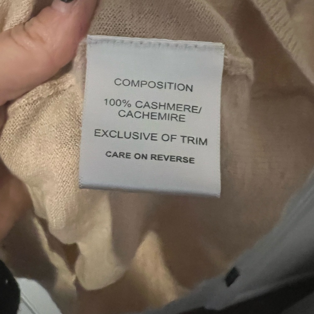 Herve Leger coins and button cashmere cardigan. Size medium. Excellent condition - Picture 4 of 5